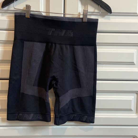 Aritzia TNA biker shorts - Picture 1 of 4
